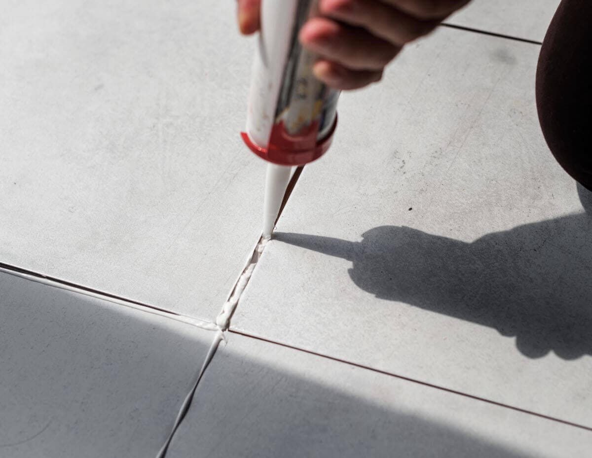 Como reparar un piso que se está levantando